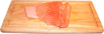 filet z �ososia, drewniana deska do krojenia